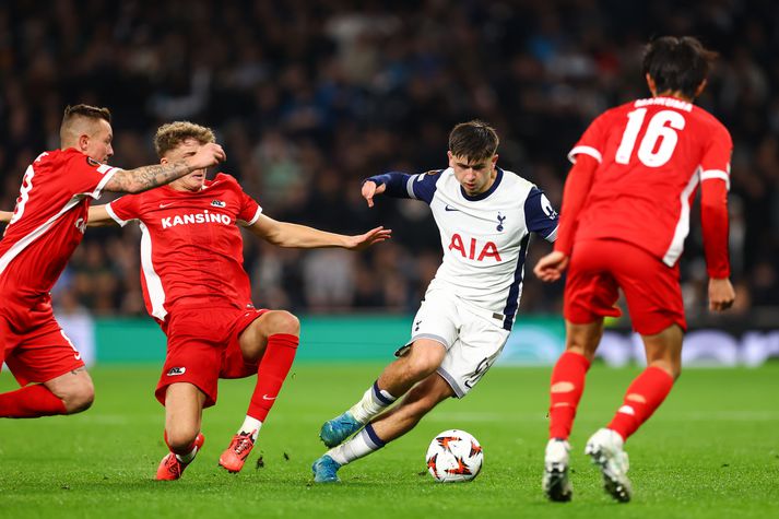 Varnarmenn AZ Alkmaar áttu fullt í fangi með Mikey Moore í leiknum gegn Tottenham.