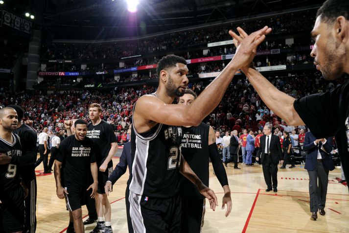 Tim Duncan fagnar sigrinum í nótt.