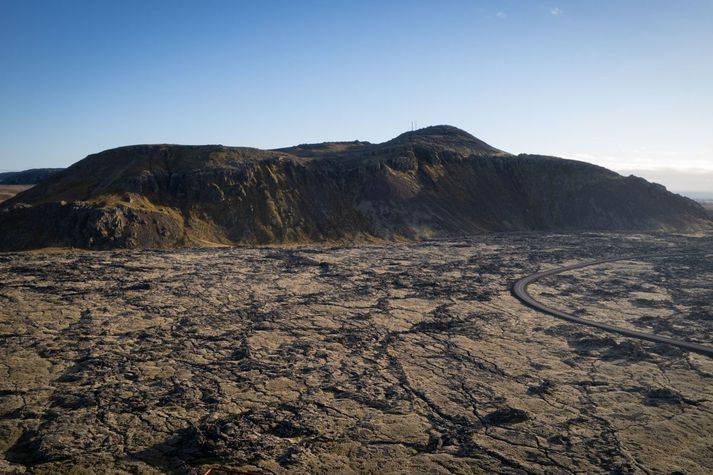 Enn skelfur jörð nærri Grindavík, þó minna en áður. 