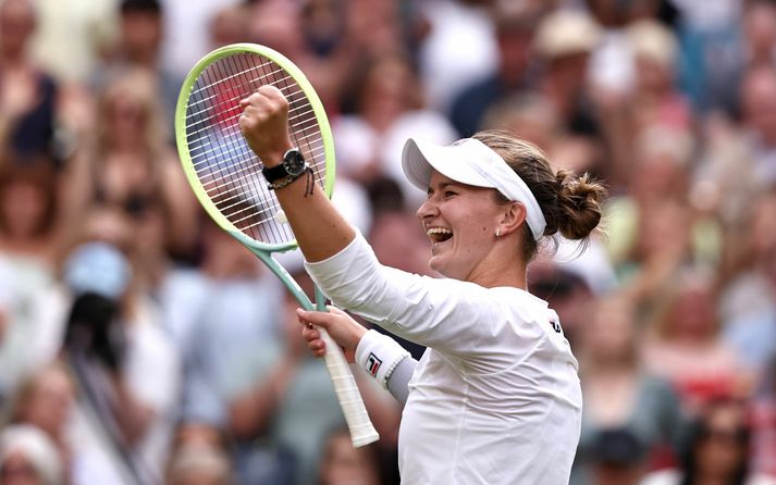 Barbora Krejcikova fagnar hér sigri á Wimbledon mótinu í dag. Hún byrjaði leikinn mjög vel og náði sér síðan aftur á strik í þriðja settinu eftir skell í setti tvö.