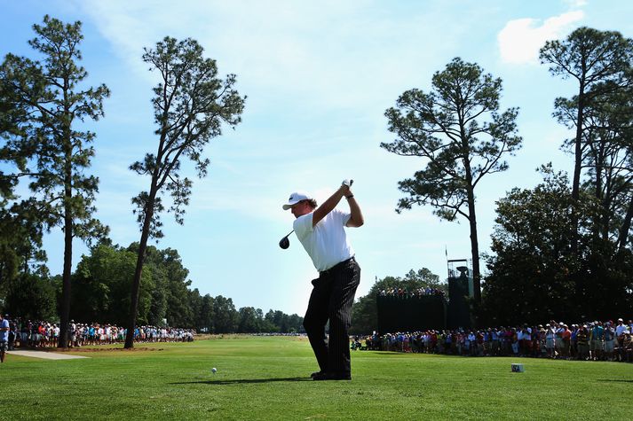 Phil Mickelson tók upphitunarhring á Pinehurst í gær.