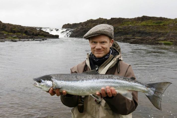 Arngrímur með fyrsta laxinn úr Langá í sumar