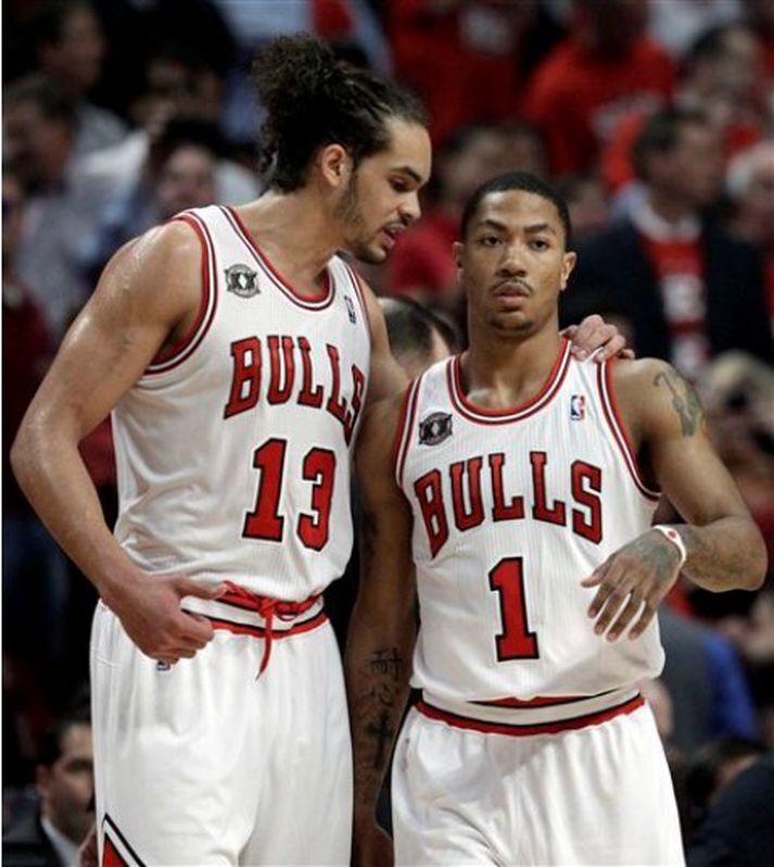 Joakim Noah og Derrick Rose hafa verið öflugir fyrir Bulls í úrslitakeppninni. Mynd. / Getty Images