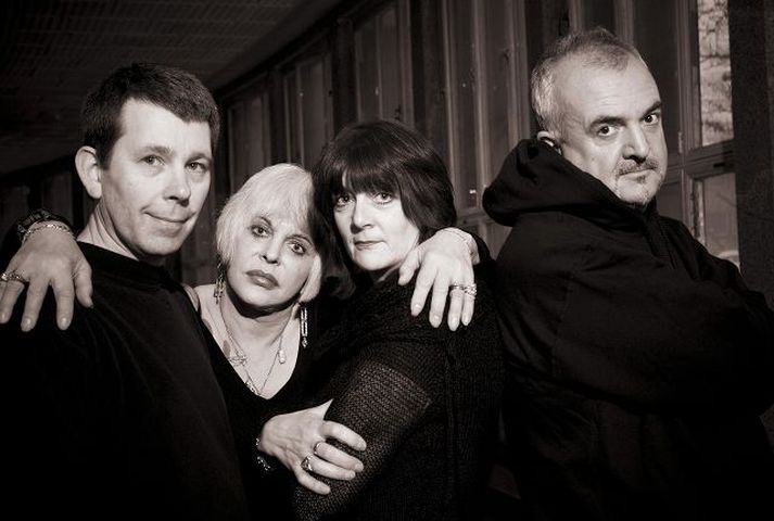 Throbbing Gristle 2007. Genesis P-Orridge er enn að brjóta gegn hefðunum. Hann er kominn með konubrjóst eftir skurðaðgerð, en hann stefnir að því að verða tvíkynja.