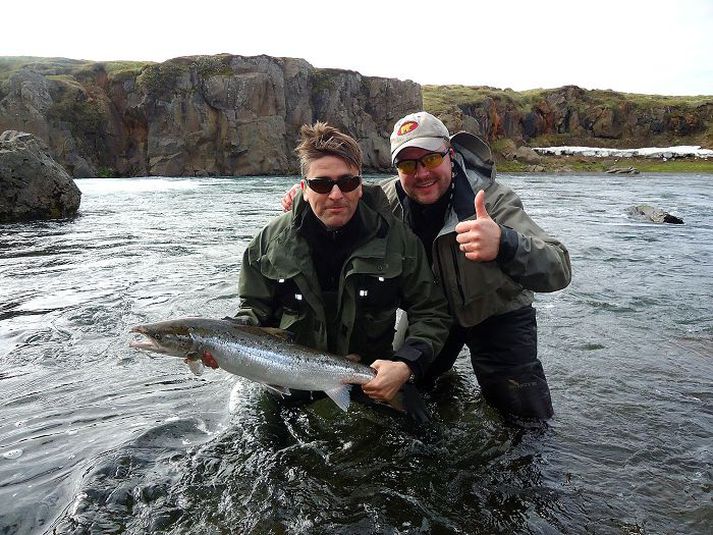 Einar Páll Kjærne-sted og Ólafur M. Gunnlaugsson með 76 sentimetra hrygnu úr Fosshyl.
mynd/svanþór einarsson