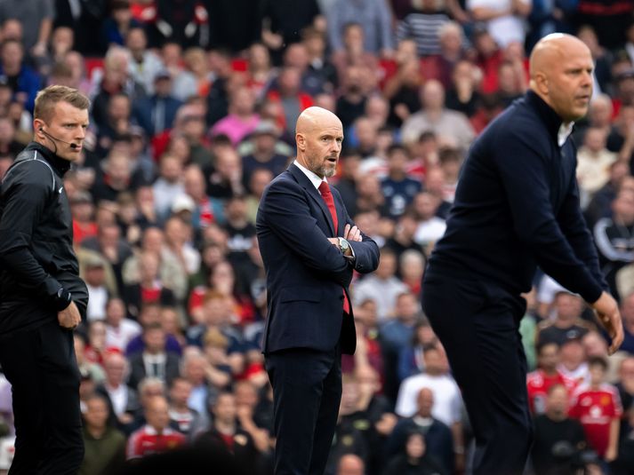 Erik Ten Hag á hliðarlínunni í dag en í forgrunni má sjá Arne Slot knattspyrnustjóra Liverpool.