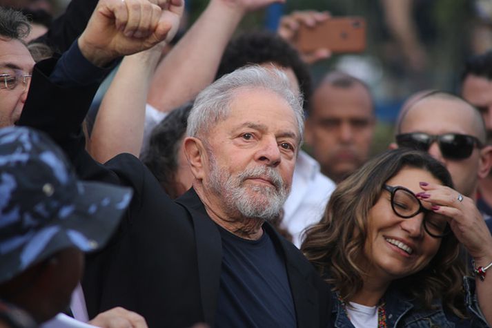 Lula heilsar stuðningsmönnum sínum við fangelsið.