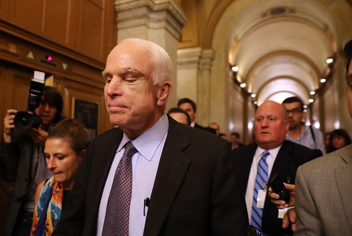John McCain mætti í þingið til að greiða atkvæði þrátt fyrir að vera nýgreindur með krabbamein í heila. Hann kaus gegn afnámi Obamacare.