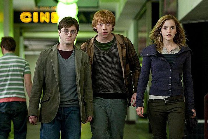 Harry Potter, Ron Weasly og Hermione Granger halda áfram baráttu sinni við Voldemort í Dauðadjásnunum.