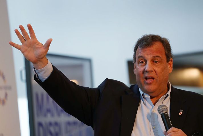 Chris Christie þvertók fyrir að hafa sleikt sólina í gær vegna þess að hann hafði derhúfu á höfðinu.