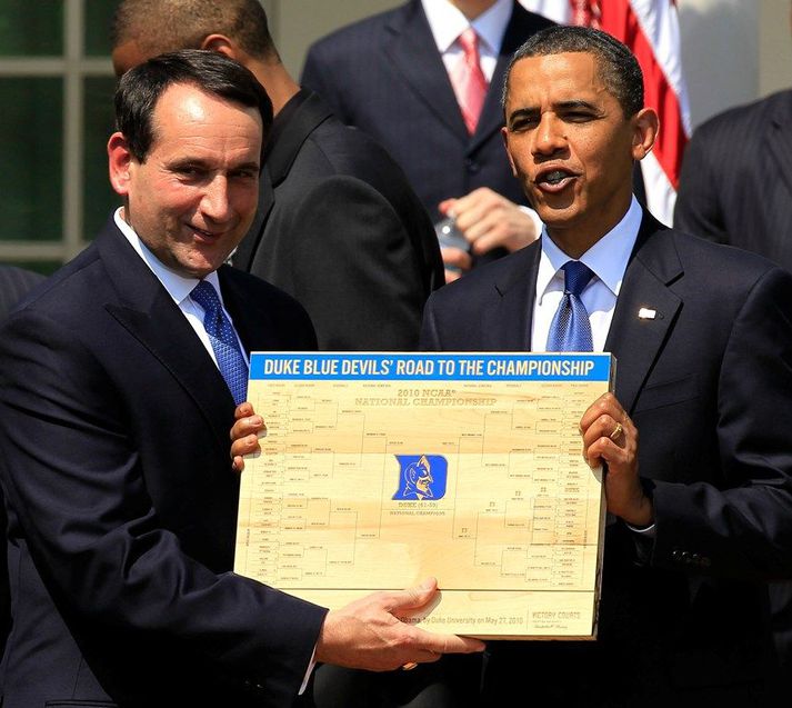 Obama með Mike Krzyzewski, þjálfara Duke-háskólans.