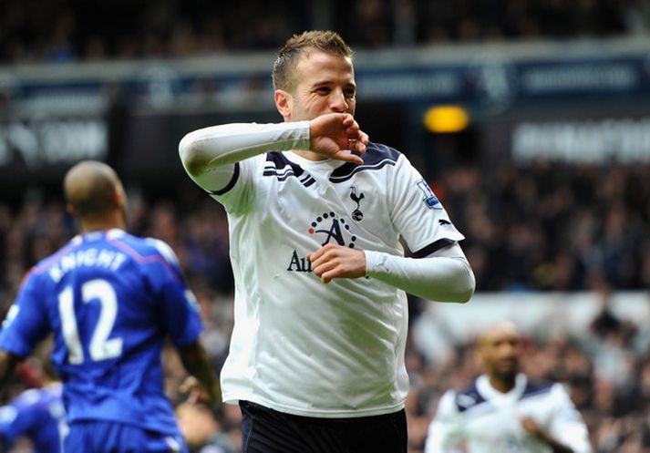 Rafael van der Vaart fagnar marki í leik með Tottenham.