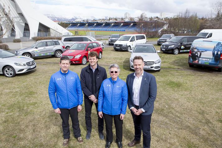 Óskar Örn Guðbrandsson, verkefnastjóri ÍSÍ, Steingrímur Birgisson, forstjóri Bílaleigu Akureyrar, Líney Rut Halldórsdóttir, framkvæmdastjóri ÍSÍ, og Jón Trausti Ólafsson, forstjóri Öskju, við Mercedes-Benz bíla sem notaðir verða á Smáþjóðaleikunum.