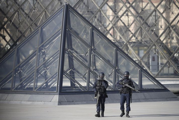 Mikil öryggisgæsla er á vinsælum ferðamannastöðum í París.