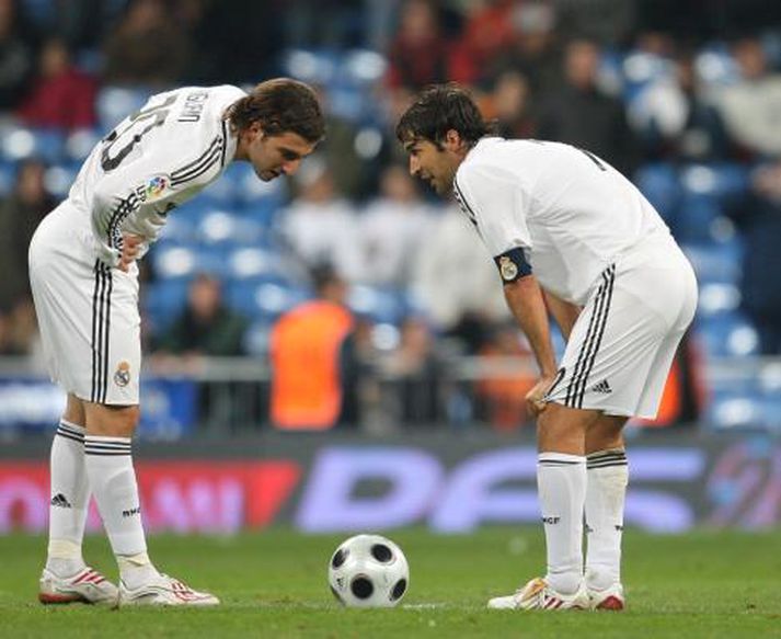 Gonzalo Higuain og Raul Gonzalez búa sig undir að taka miðju eftir að Real Union skoraði.