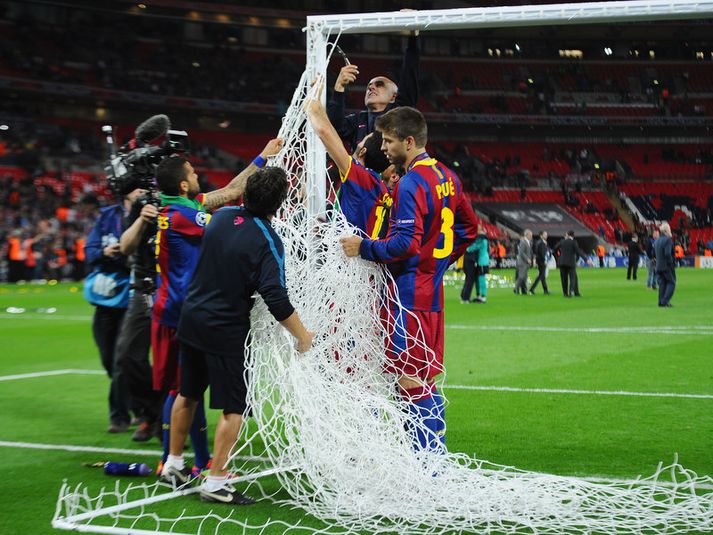 Gerard Pique og félagar í Barcelona-liðinu skáru niður netið á Wembley eftir sigurinn í gær.