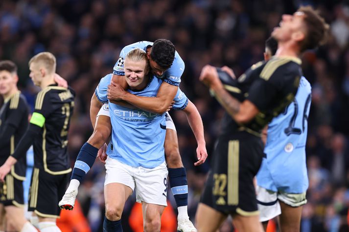 Erling Haaland fagnar þessu ótrúlega marki sínu sem hann skoraði fyrir Manchester City á móti Spörtu Prag í Meistaradeildinni í vikunni.