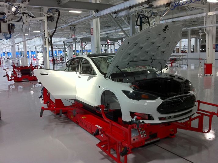 Tesla Model S settur saman.