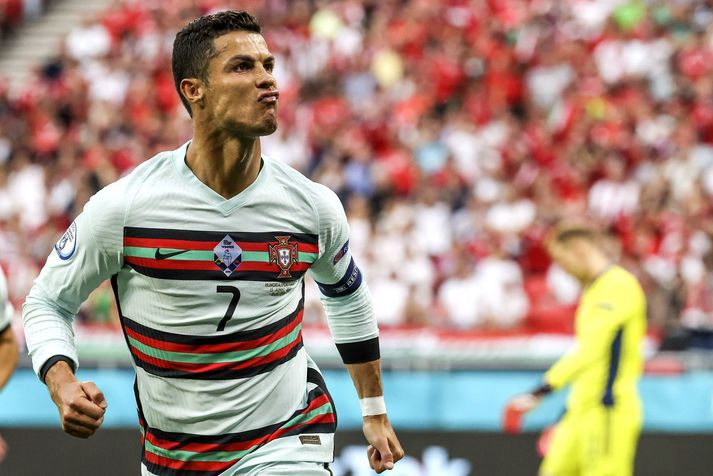 Cristiano Ronaldo fagnar öðru marka sinna í 3-0 sigri Portúgals á Ungverjalandi á EM í gær.