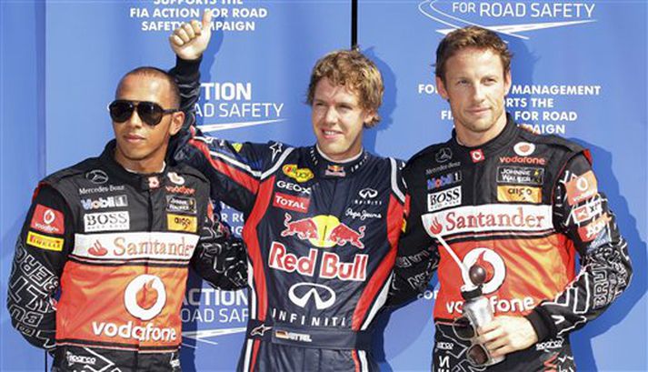 Lewis Hamilton, Sebastian Vettel og Jenson Button eftir tímatökuna í dag, en þeir eru í fyrstu þremur sætunum á ráslínu. Vettel er fyrstur, Hamilton annar og Button þriðji.