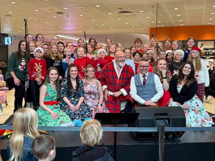 Gunnar Helgason kynnti nýlega nýjustu bók sína, Stella segir bless, í Smáralind. Með í för voru Felix Bergsson, Tónafljóð og Skólakór Kársnesskóla.