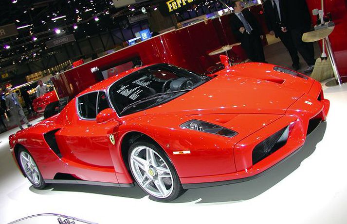 Ferrari enzo Ein af ástæðum þess að bílar af gerðinni Ferrari Enzo eru dýrir er sú að einungis 400 slíkir bílar voru fram­leiddir.