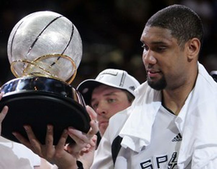 Tim Duncan heldur hér á sínum fjórða verðlaunagrip á ferlinum fyrir sigur í Vesturdeildinni, en hann hefur alltaf náð að klára dæmið þegar hann hefur komist í lokaúrslitin