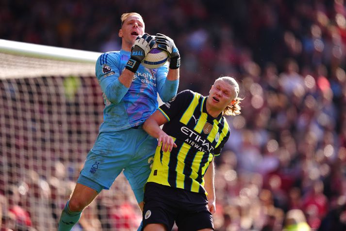 Matz Sels grípur boltann á undan Erling Haaland í leiknum í dag.