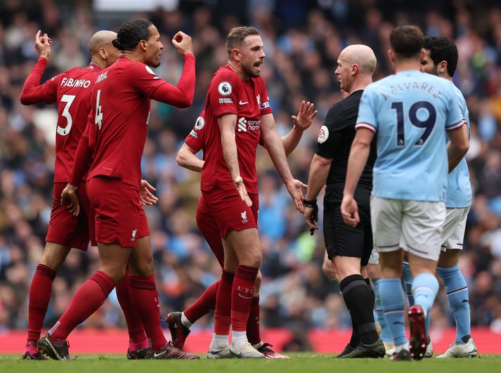 Leikmenn Liverpool hópast hér að Simon Hooper dómara en þeir þurfa að passa sig betur á komandi tímabili.