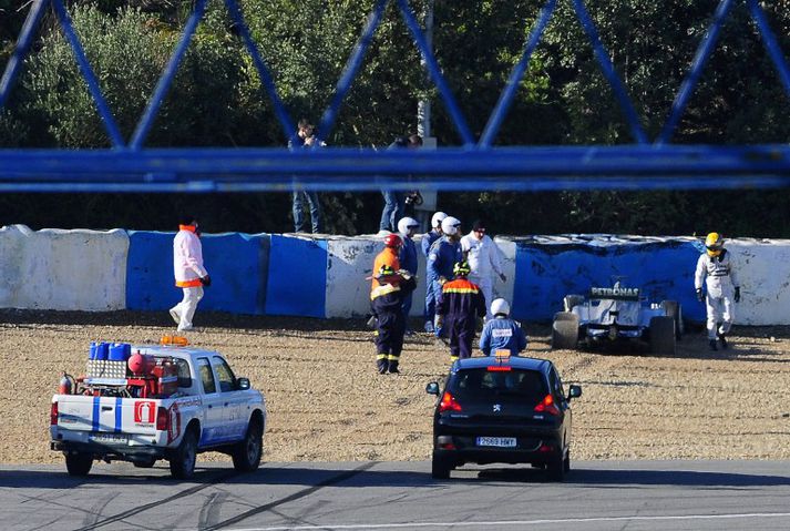 Afturbremsurnar í Mercedes-bílnum biluðu og Hamilton endaði í dekkjaveggnum. Hann er ómeiddur en Mercedes-bíllinn ók ekki meira eftir þetta.