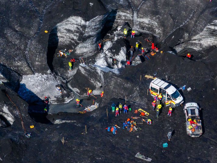 Í sumar varð alvarlegt slys á Breiðamerkurjökli þegar ísveggur hrundi með þeim afleiðingum að bandarískur ferðamaður lést og konan hans slasaðist. Óttast var að tveir væru grafnir undir ís og var þeirra leitað í 18 tíma.