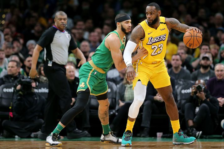 Jayson Tatum og LeBron James kljást í nótt þegar Boston Celtics tekur á móti Los Angeles Lakers.