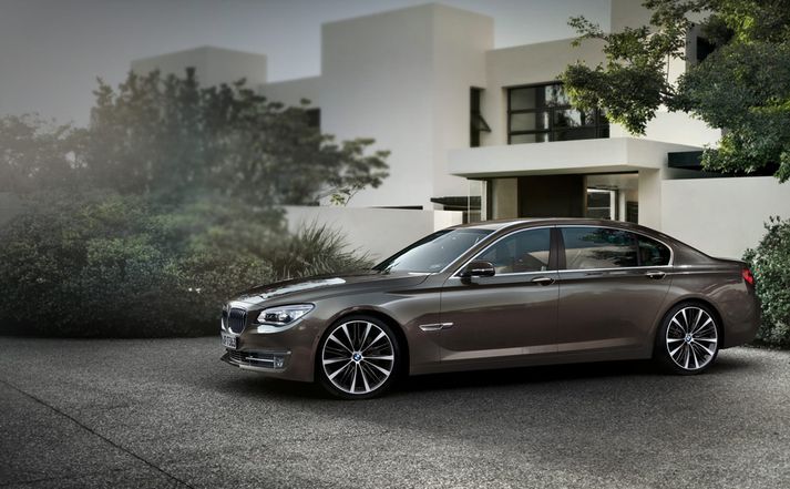 BMW 7-línan er glæsileg og vel tengd að auki.