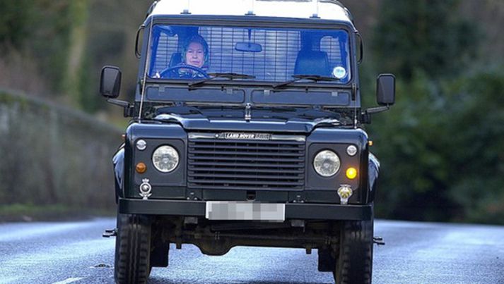 Elísabet Englandsdrottning ekur Land Rover Defender.