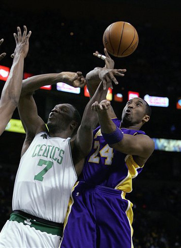 Kobe Bryant í baráttu við Al Jefferson í leik Lakers og Celtics í gær.