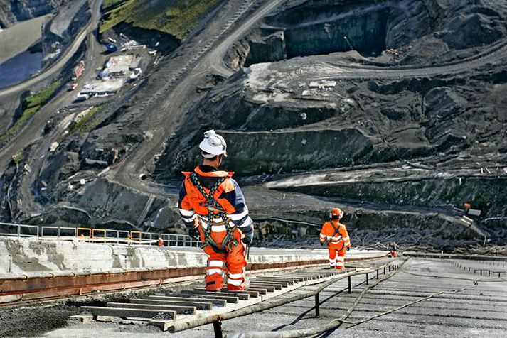 Kárahnjúkar Kárahnjúkur framkvæmdir við stífluna fyrir Impreglio og Landsvirkjun Kínverskir verkamenn í stíflugerð í veggnum sem er 35 gráður í halla