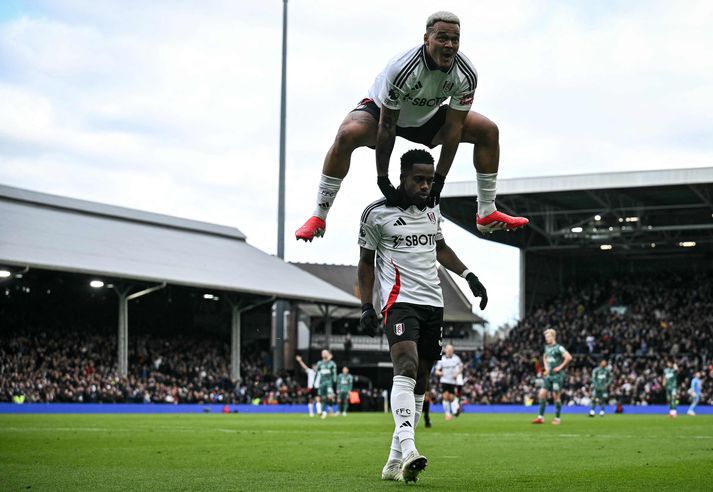 Rodrigo Muniz fagnar marki Ryan Sessegnon með því að hoppa yfir liðsfélaga sinn en þeir skoruðu mörk Fulham í dag.