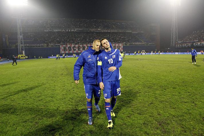 Gylfi Þór Sigurðsson og Eiður Smári Guðjohnsen eftir tapið í Króatíu 2013. Vonbrigðin voru mikil en liðið hefur sannarlega gert sögulega hluti síðan.