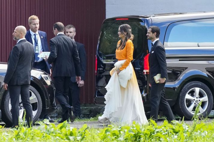 Prinsessan og prinsessan á leið í konunglegt brúðkaup í Noregi síðustu helgi.