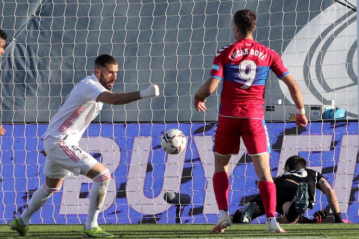 Benzema fagnar fyrra marki sínu í dag. Var þetta fjórði deildarleikurinn í röð sem Frakkinn skorar í fyrir Real Madrid.