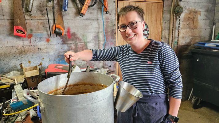 Aðalheiður Ásgeirsdóttir, bóndi á Stóru Mörk III undir Eyjafjöllum að hræra í pottinum í gærkvöldi.