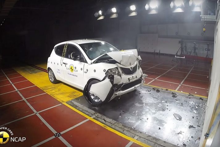 Lancia Ypsilon við öryggisprófanir Euro NCAP.