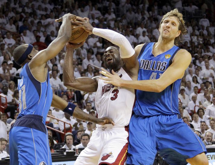 Jason Terry og Dirk Nowitzky verjast Dwyane Wade í leiknum í nótt.