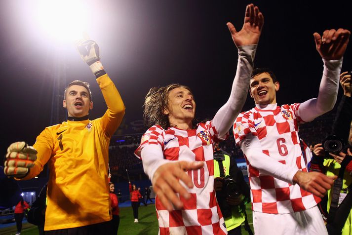 Luka Modric og Dejan Lovren fagna sigri á móti Íslandi í nóvember 2013 en Króatíu tryggði sér þá sæti á HM 2014.