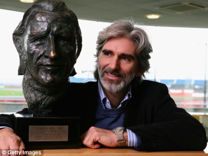 Damon Hill með höggmynd af föður sínum Graham Hill, sem var kappakstursökumaður og vinsæll Í Bretlandi.