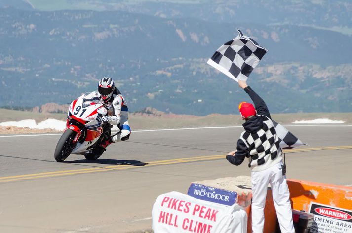 Mótorhjólakappi klárar Pikes Peak keppnina.