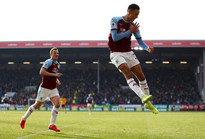 McNeil fagnar eftir að hafa komið Burnley í 2-0.