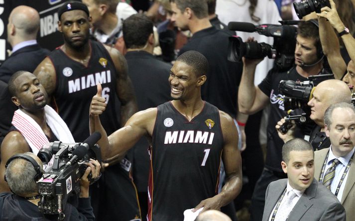 Chris Bosh fagnaði sigrinum í San Antonio vel og innilega.