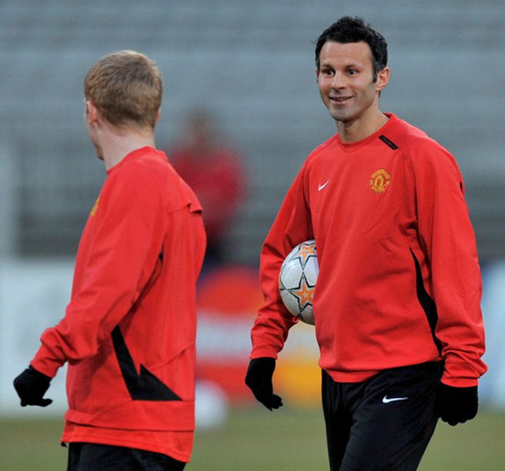 Ryan Giggs gantast hér með Paul Scholes á æfingu í gær.