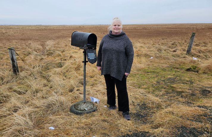 Ragnhildur Sigurðardóttir, vistfræðingur og bóndi á Stokkseyrarseli við póstkassann, sem krummarnir eru duglegir að opna þegar þau Sigurður Torfi sjá ekki til þeirra.